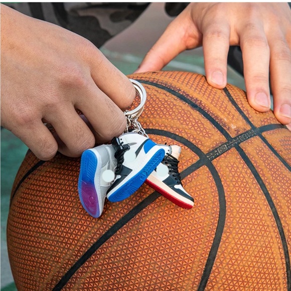Mini Basketball Nike Air Jordan 3D Sneaker Keychain - Picture 6 of 11